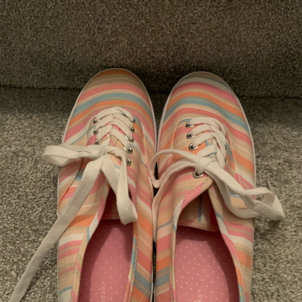 Get ready for Spring/Summer with these fun sneakers.